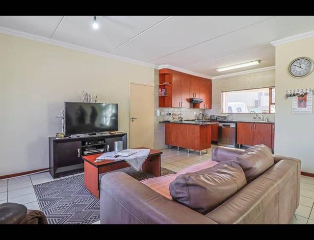 3 BEDROOM TOWNHOUSE FOR SALE IN GLENVISTA